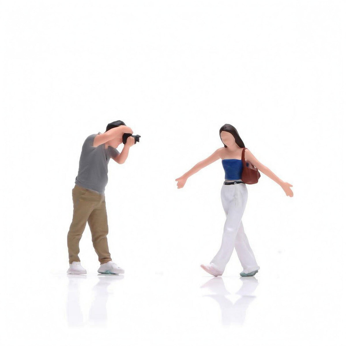 2 Pieces Hand-Painted Resin Figures Detailed Freestanding Scenic Models Miniature Model Person