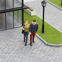 2 Pieces 1/64 Miniature Couple Figure Completed Piece Resin Figurine Colorful Detail Painted Character Model for Display Shelf, Desk, Dollhouse Scene