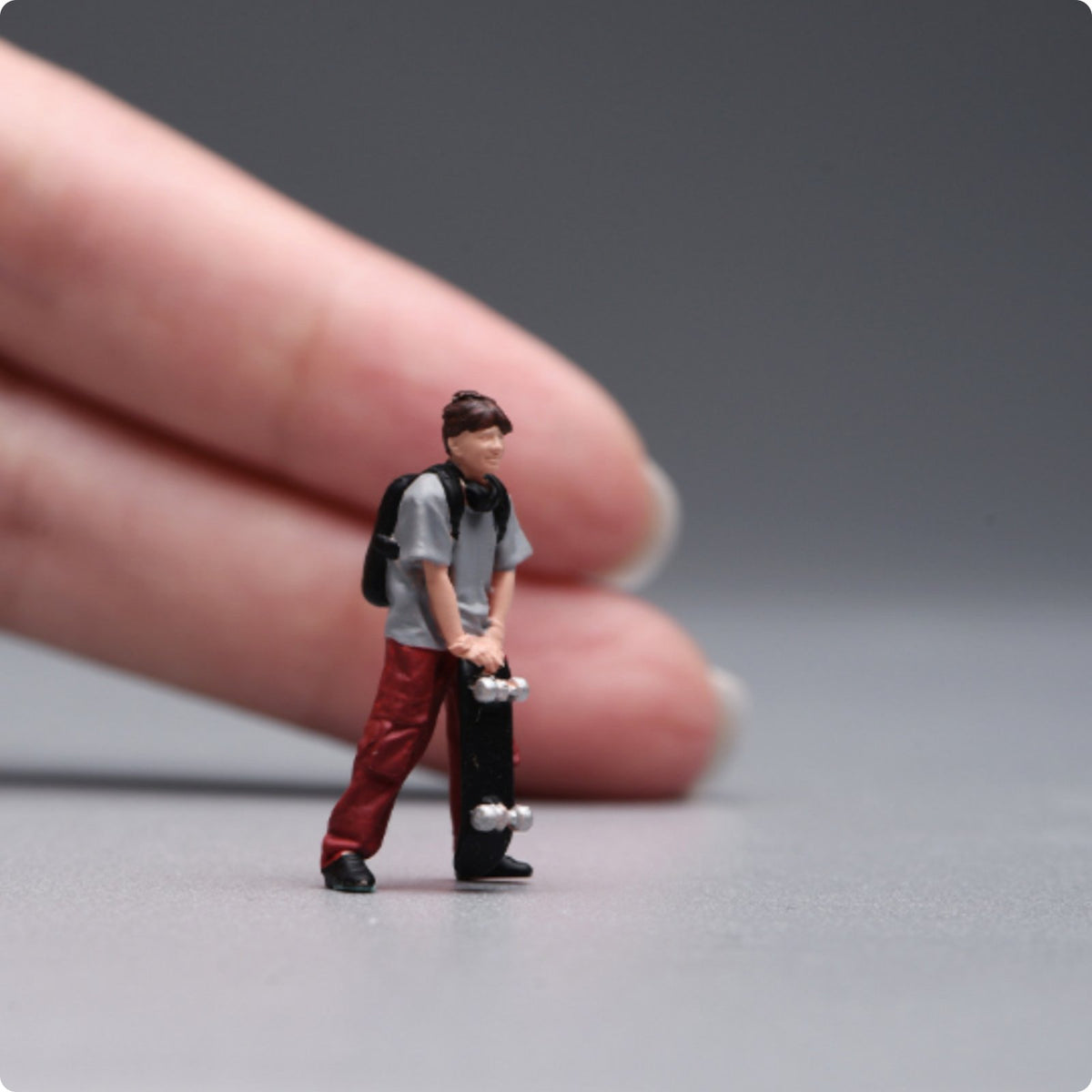 1/64 Skateboarder Figurine Realistic Hand-Painted Miniature Figure High Detail Diorama Prop for Collectors