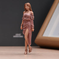 1/24 Walking Girl Figurine Fine Workmanship Hand Painted Miniature Figure