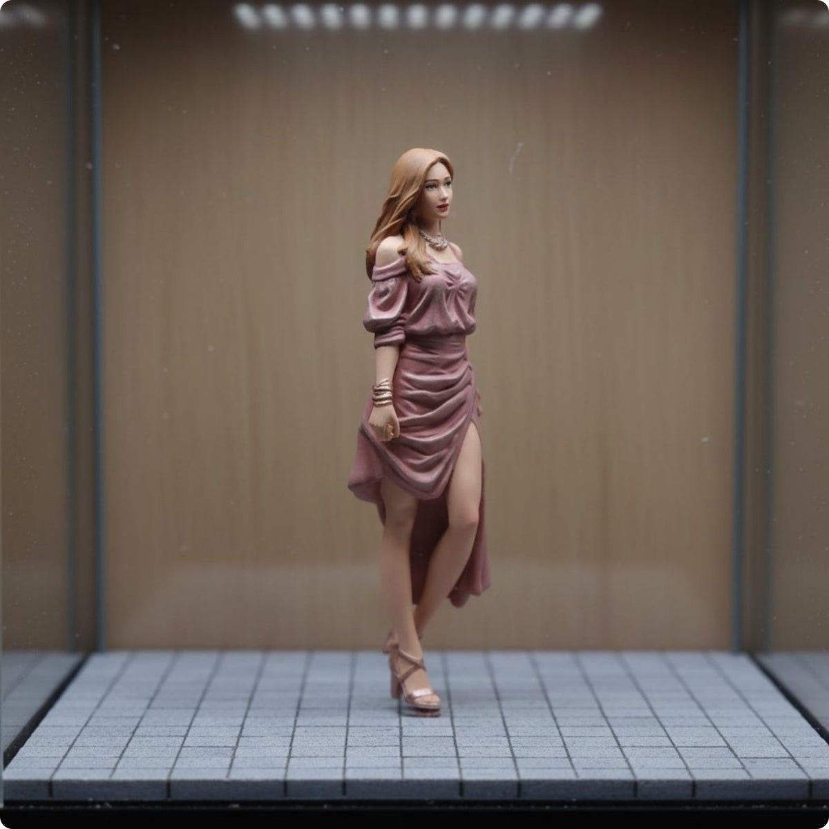 1/24 Walking Girl Figurine Fine Workmanship Hand Painted Miniature Figure