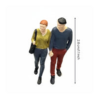 2 Pieces 1/64 Miniature Couple Figure Completed Piece Resin Figurine Colorful Detail Painted Character Model for Display Shelf, Desk, Dollhouse Scene