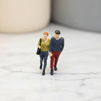 2 Pieces 1/64 Miniature Couple Figure Completed Piece Resin Figurine Colorful Detail Painted Character Model for Display Shelf, Desk, Dollhouse Scene