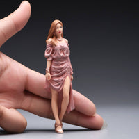 1/24 Walking Girl Figurine Fine Workmanship Hand Painted Miniature Figure