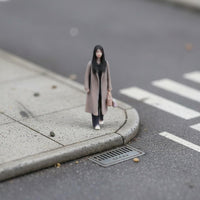 1/64 Scale Woman Figure Realistic Precision Walking Woman Miniature Resin